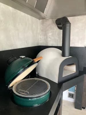 Big Green Egg a pizza pec